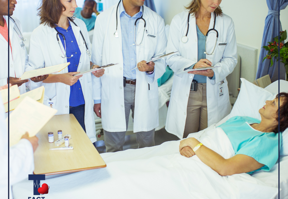 Equipo de médicos, residentes y estudiantes revisa la condición de una paciente hospitalizada durante una ronda clínica en el Centro de Trauma de Puerto Rico.