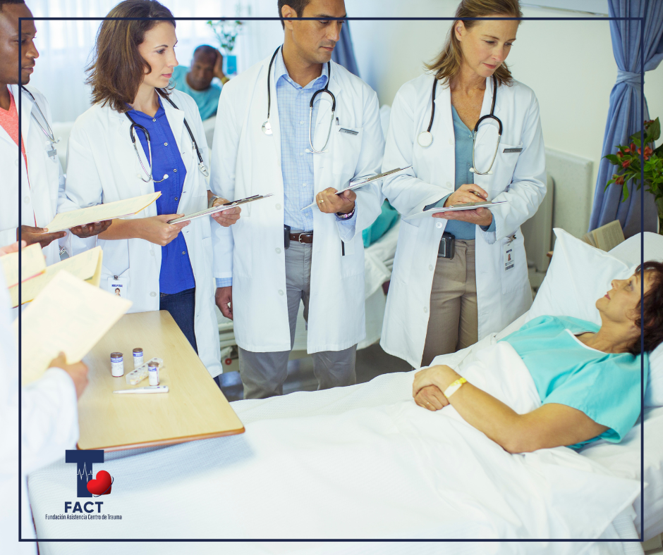 Equipo de médicos, residentes y estudiantes revisa la condición de una paciente hospitalizada durante una ronda clínica en el Centro de Trauma de Puerto Rico.