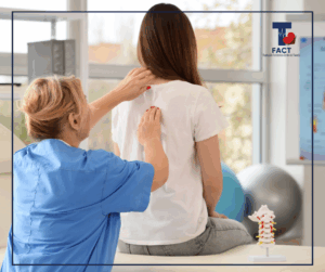 Profesional de salud evaluando la espalda de una paciente durante una sesión de rehabilitación física en clínica.