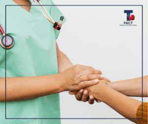 Profesional de salud tomando la mano de una paciente en un gesto de apoyo y acompañamiento durante su proceso de recuperación.