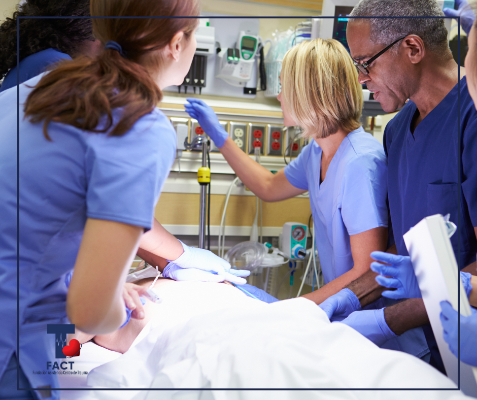 Equipo multidisciplinario del Centro de Trauma de Puerto Rico aplica el protocolo ABCDE durante la evaluación inicial de un paciente en la Unidad Estabilizadora.