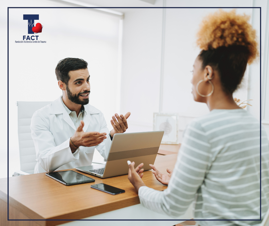 Médico conversa con una paciente en consulta, usando lenguaje corporal abierto y contacto visual como parte de la comunicación no verbal en la atención en salud.