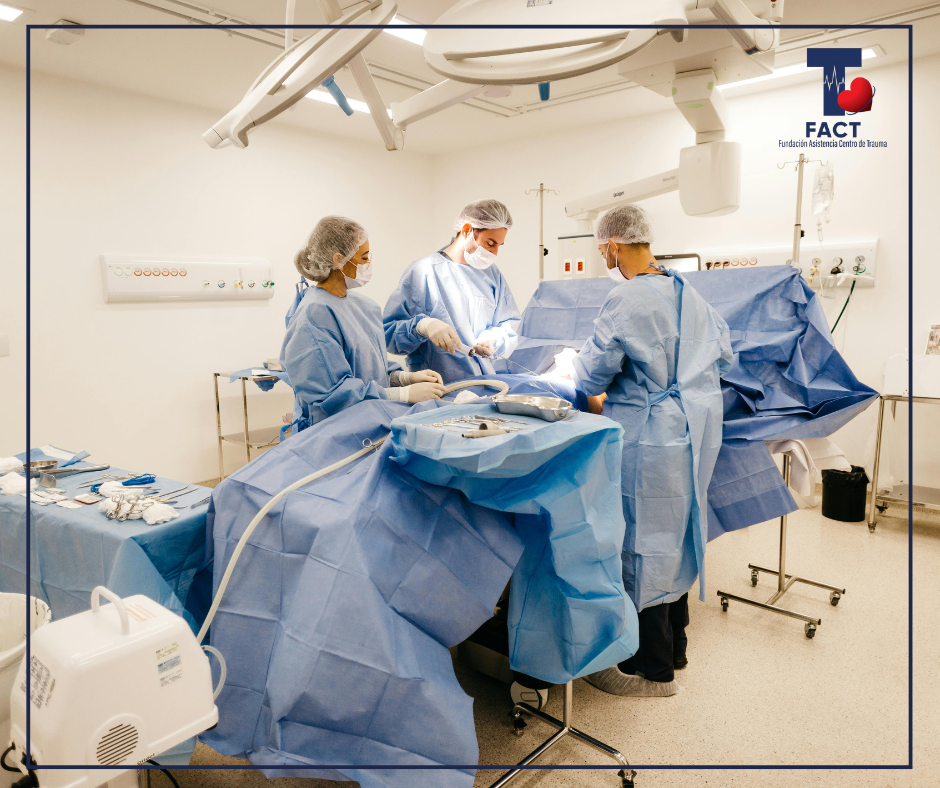 Equipo médico realiza un procedimiento quirúrgico en un quirófano como parte del manejo especializado del trauma craneoencefálico.