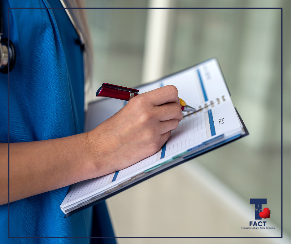 Residente de cirugía documenta información clínica en un cuaderno, reflejando la organización y el manejo de prioridades durante los primeros meses de residencia.