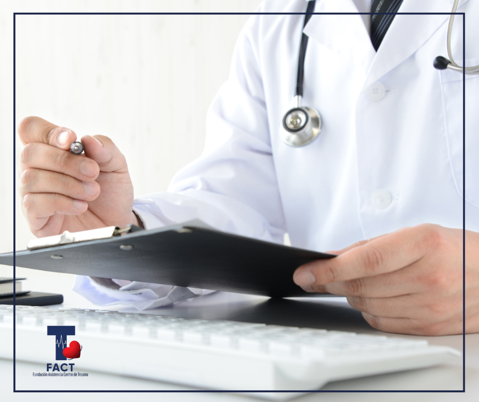 Médico revisa y documenta información clínica en un expediente médico, un elemento clave en la responsabilidad profesional y legal en Puerto Rico.