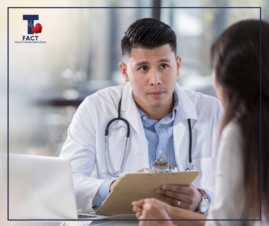 Médico conversa con una paciente en un entorno clínico, mostrando escucha activa, empatía y comunicación clara durante una conversación difícil.