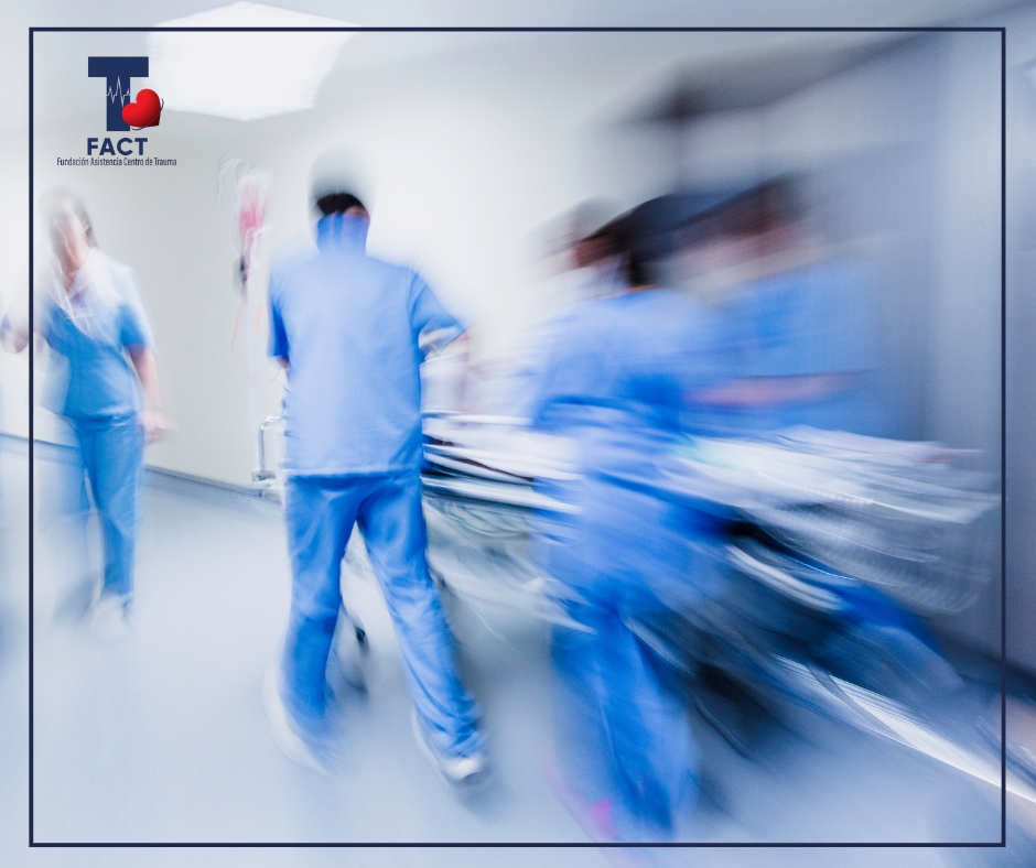 Equipo médico traslada de urgencia a un paciente por los pasillos del hospital tras un accidente de motora, reflejando el manejo coordinado del trauma desde la estabilizadora hasta el quirófano.