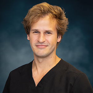 Retrato profesional del Dr. Marcos Salgado, médico especialista invitado en el episodio 11 del podcast Hablemos de Trauma.